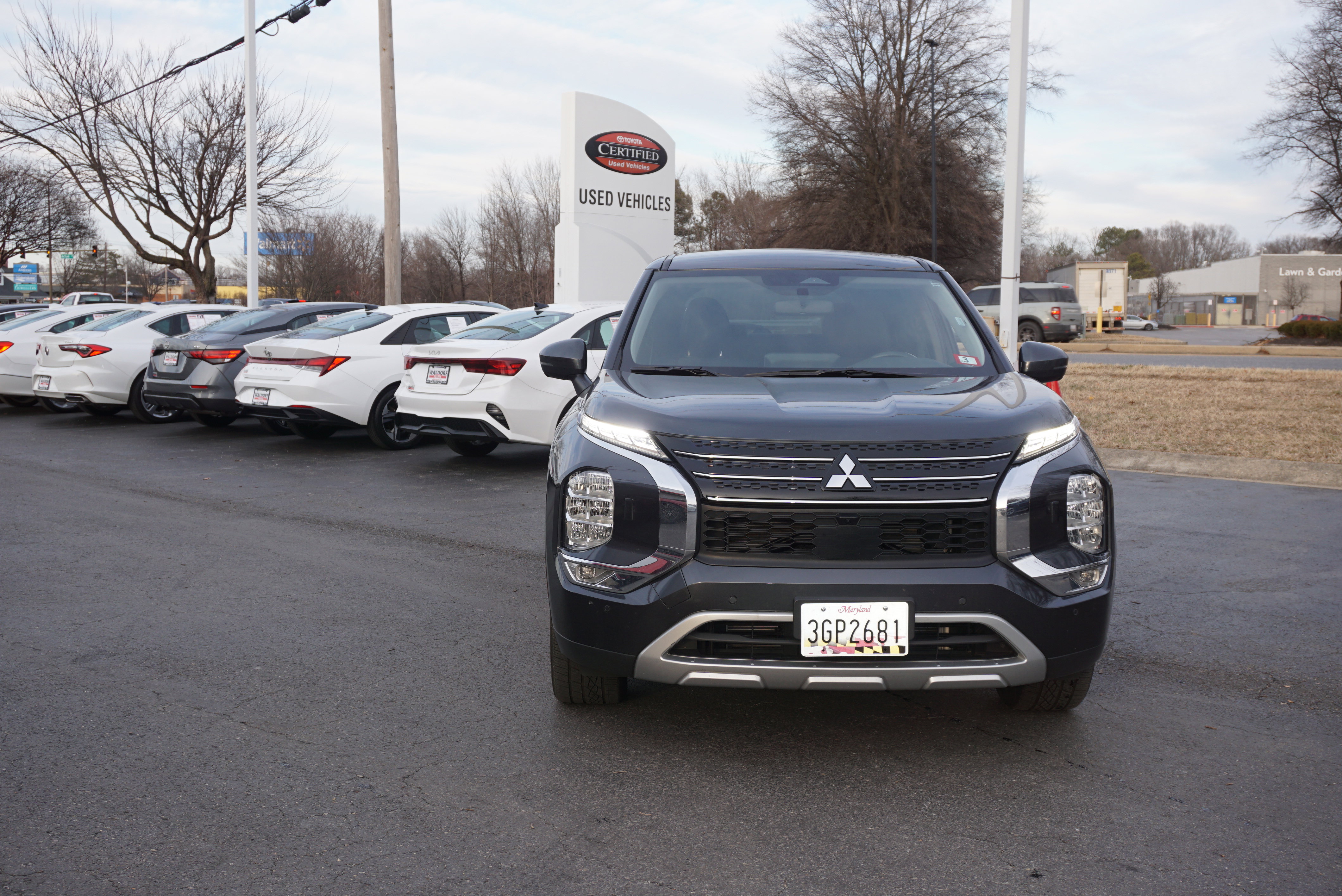 Used 2024 Mitsubishi Outlander SE image 2