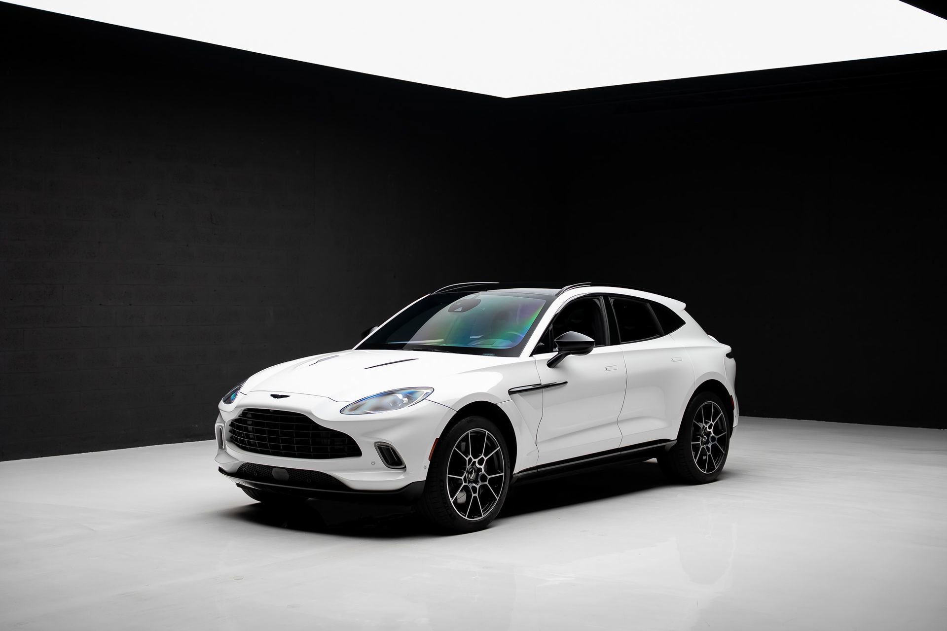 Used 2021 Aston Martin DBX AWD/4WD image 3