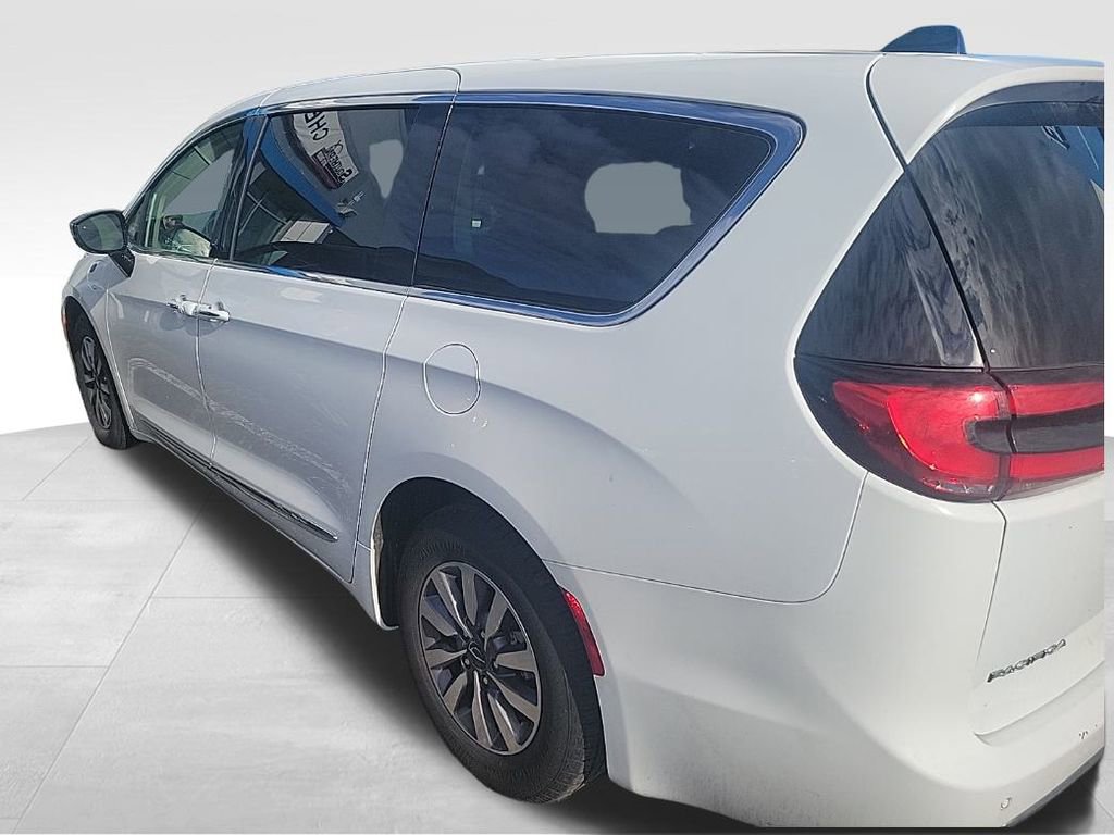 Used 2023 Chrysler Pacifica Limited image 2