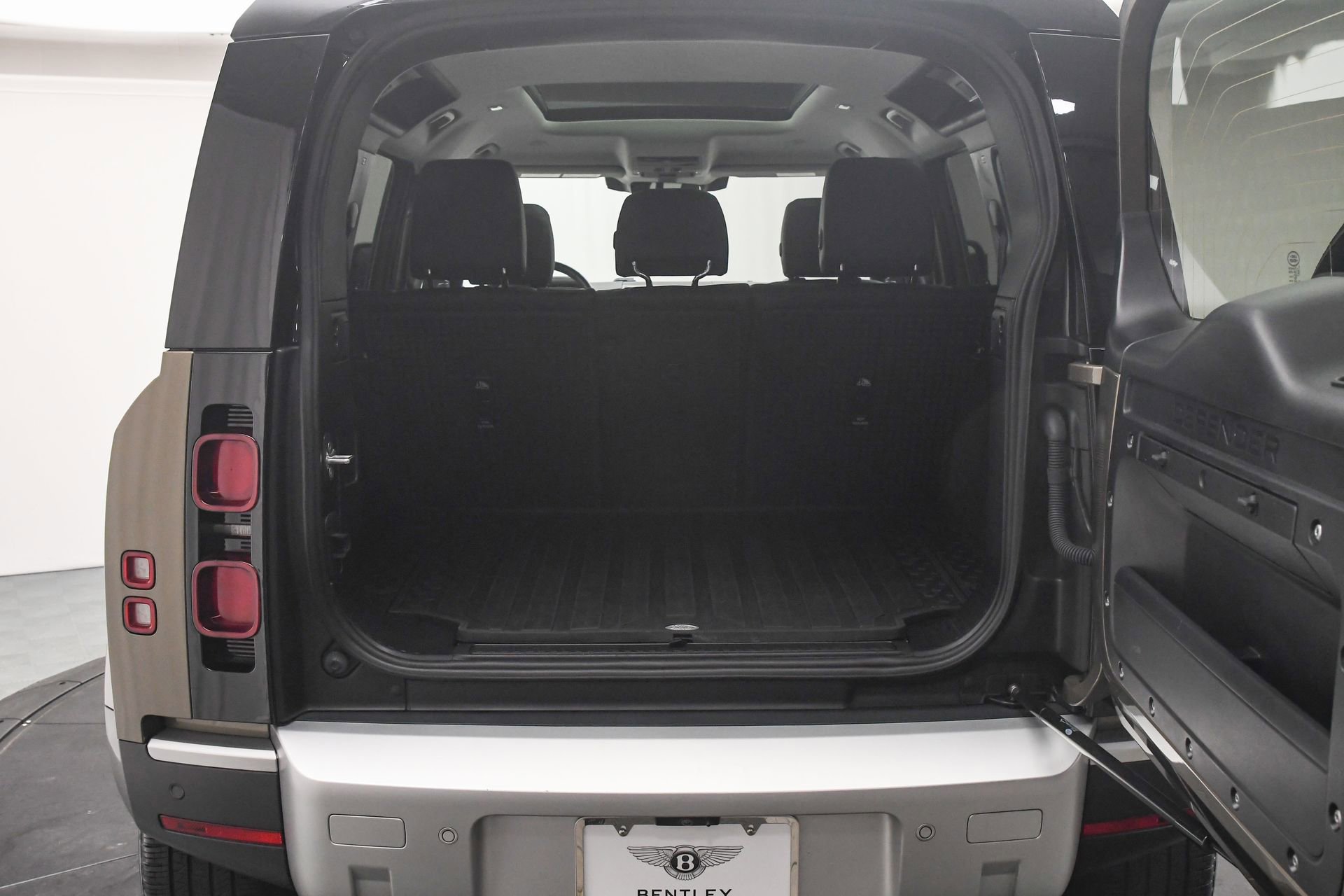 Used 2024 Land Rover Defender 110 S image 7