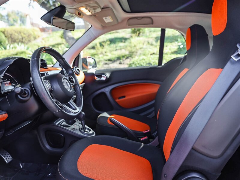 Used 2016 smart fortwo pure RWD image 19