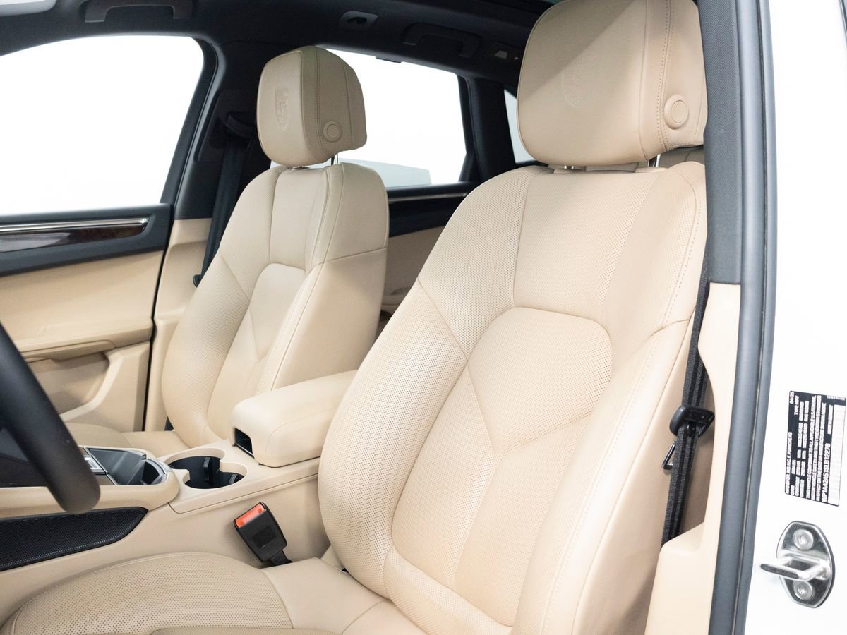Certified 2025 Porsche Macan image 5