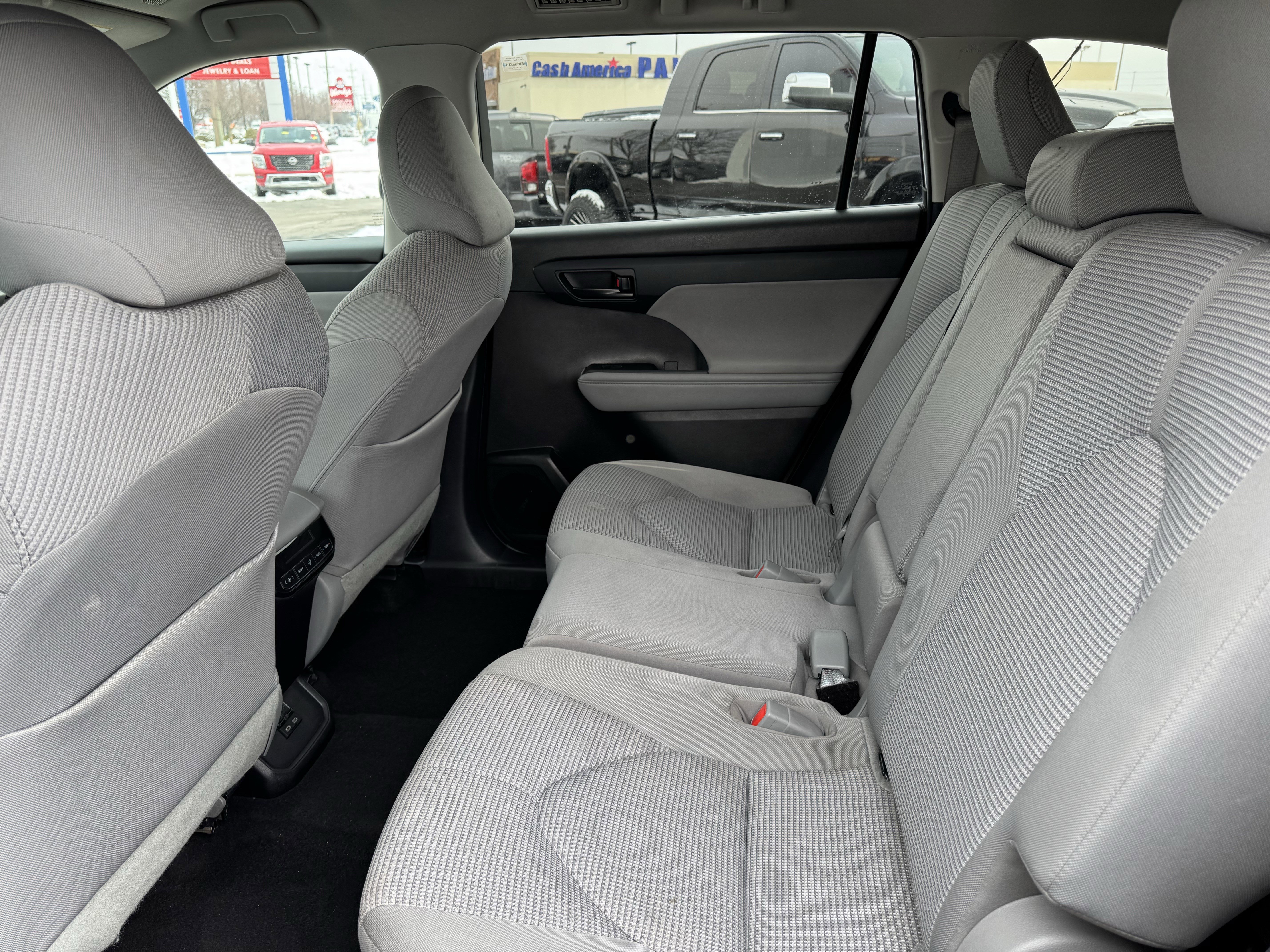 Used 2023 Toyota Highlander L image 32