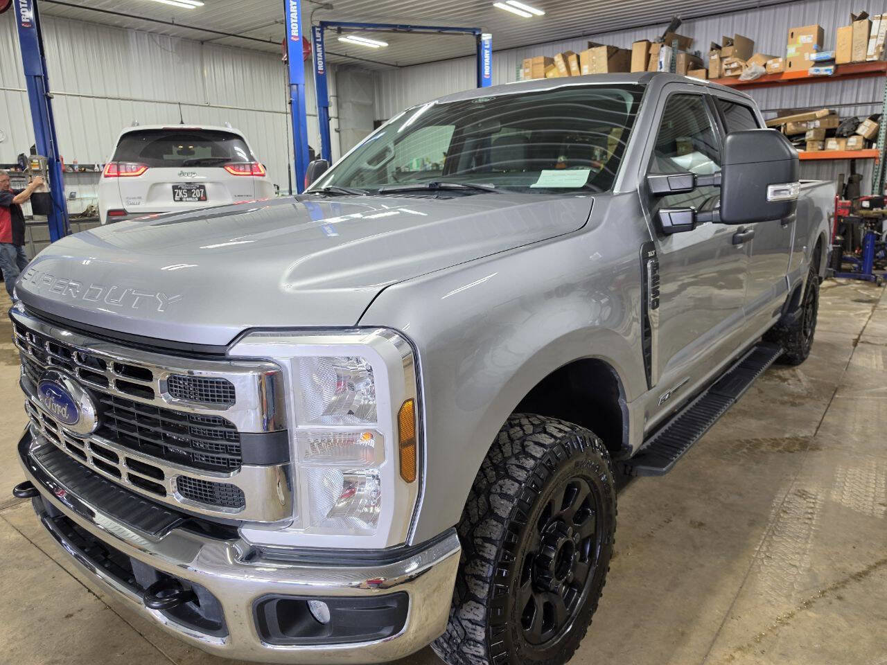 Used 2024 Ford F250 XLT AWD/4WD image 3