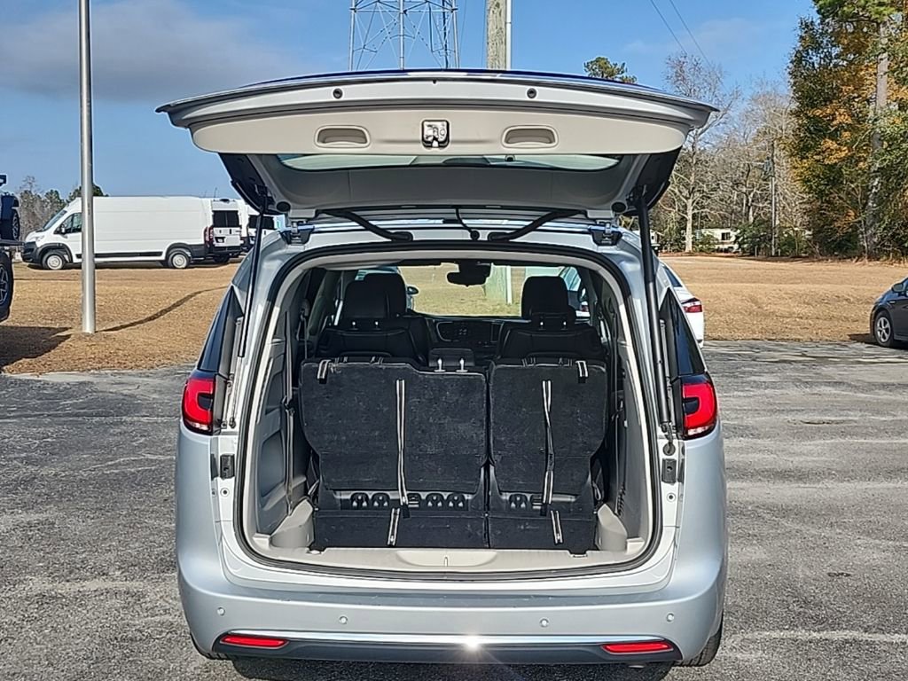 Certified 2023 Chrysler Pacifica Touring-L image 19