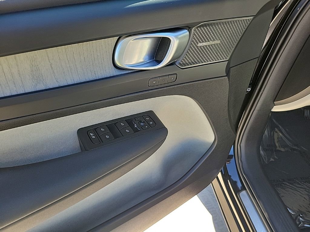 Used 2025 Volvo XC40 B5 Ultra image 16