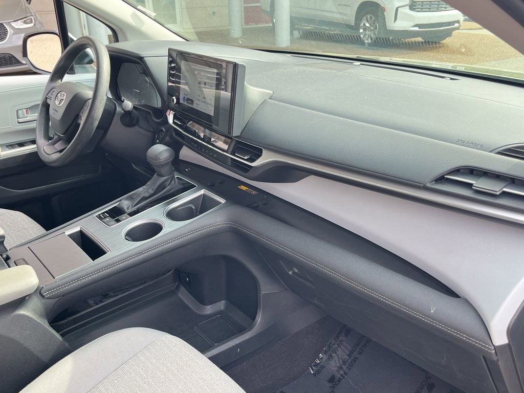 Used 2025 Toyota Sienna LE FWD image 32
