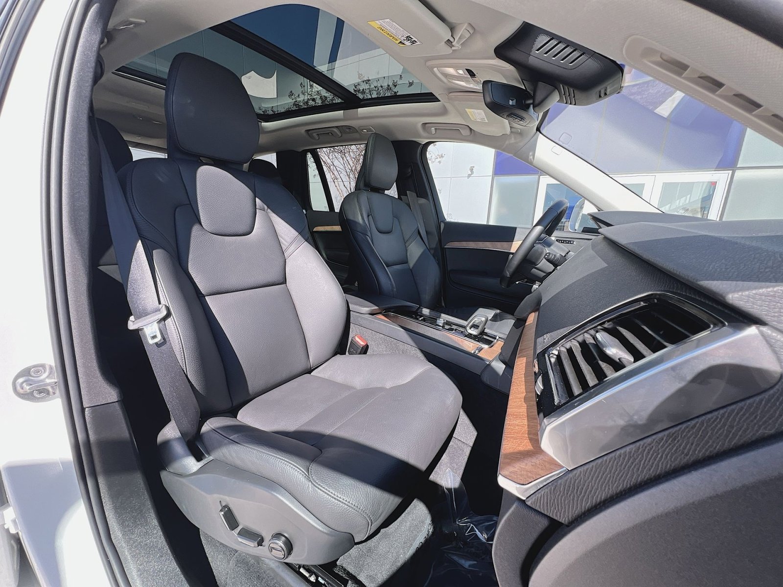 Certified 2025 Volvo XC90 B6 Plus image 28