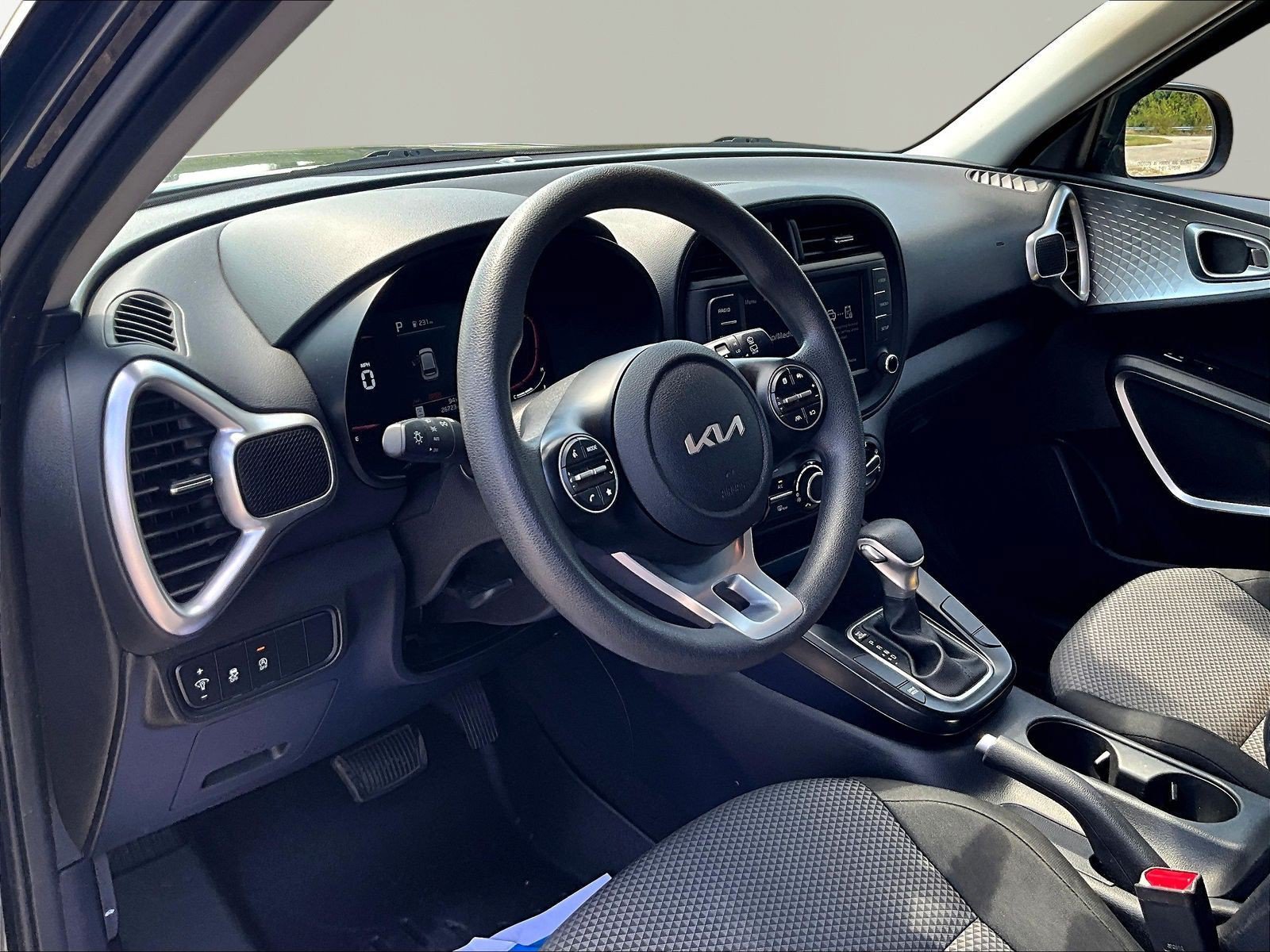 Used 2025 Kia Soul LX w/ LX Technology Package FWD image 17