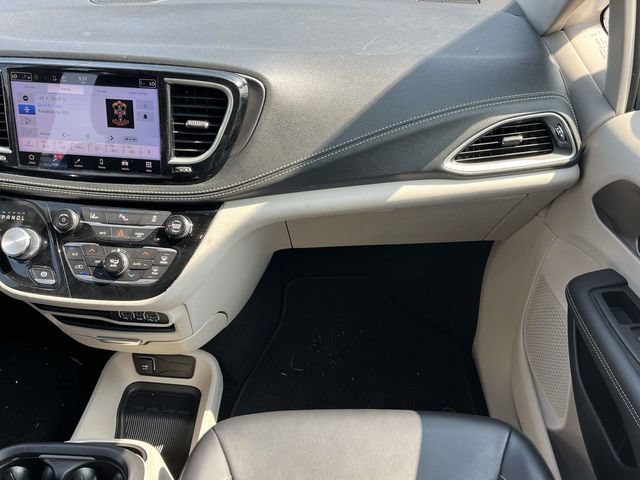 Used 2023 Chrysler Pacifica Touring-L FWD image 18
