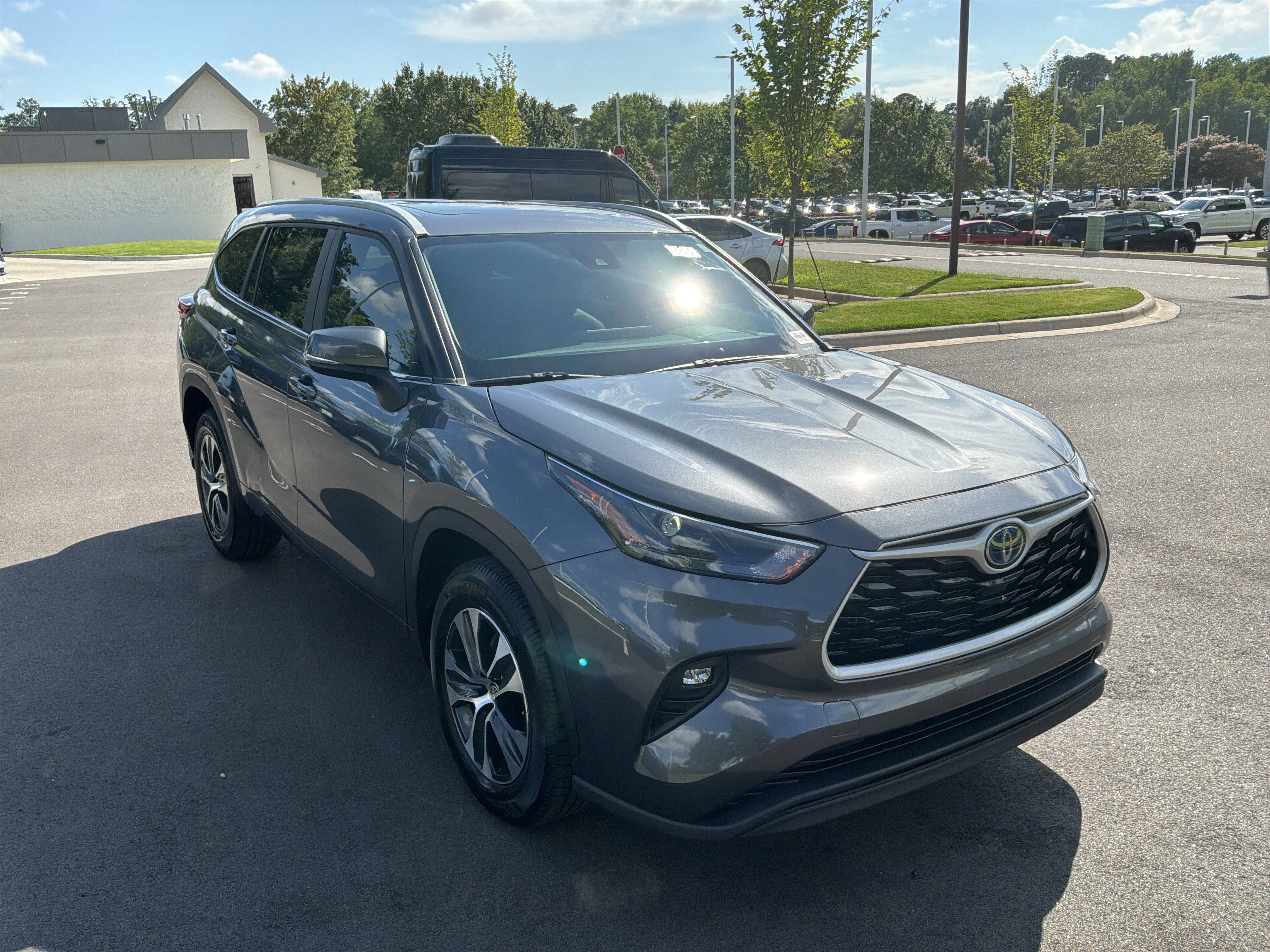 Used 2023 Toyota Highlander XLE FWD image 2