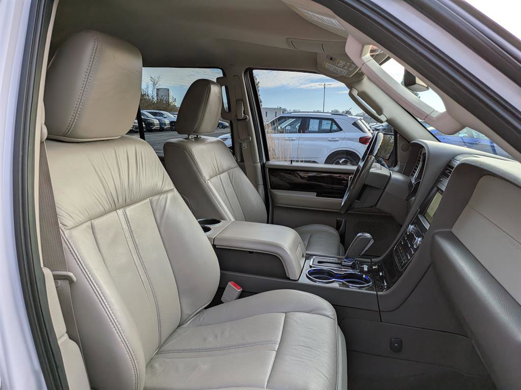 Used 2016 Lincoln Navigator Select image 13