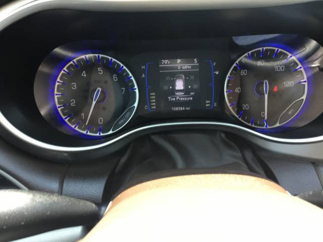 Used 2018 Chrysler Pacifica Touring-L w/ Premium Audio Group FWD image 16