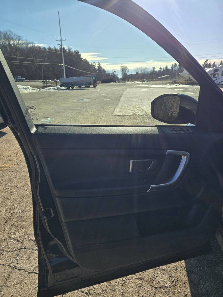 Used 2017 Land Rover Discovery Sport SE image 14