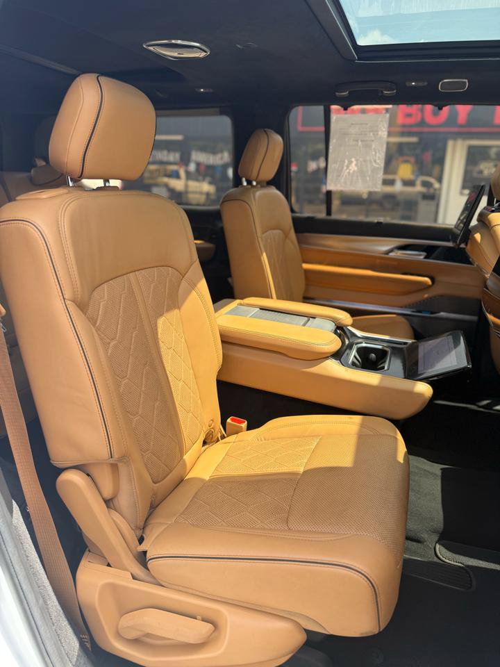 Used 2022 Jeep Grand Wagoneer Series III w/ Rear Seat Video Group 1 AWD/4WD image 13