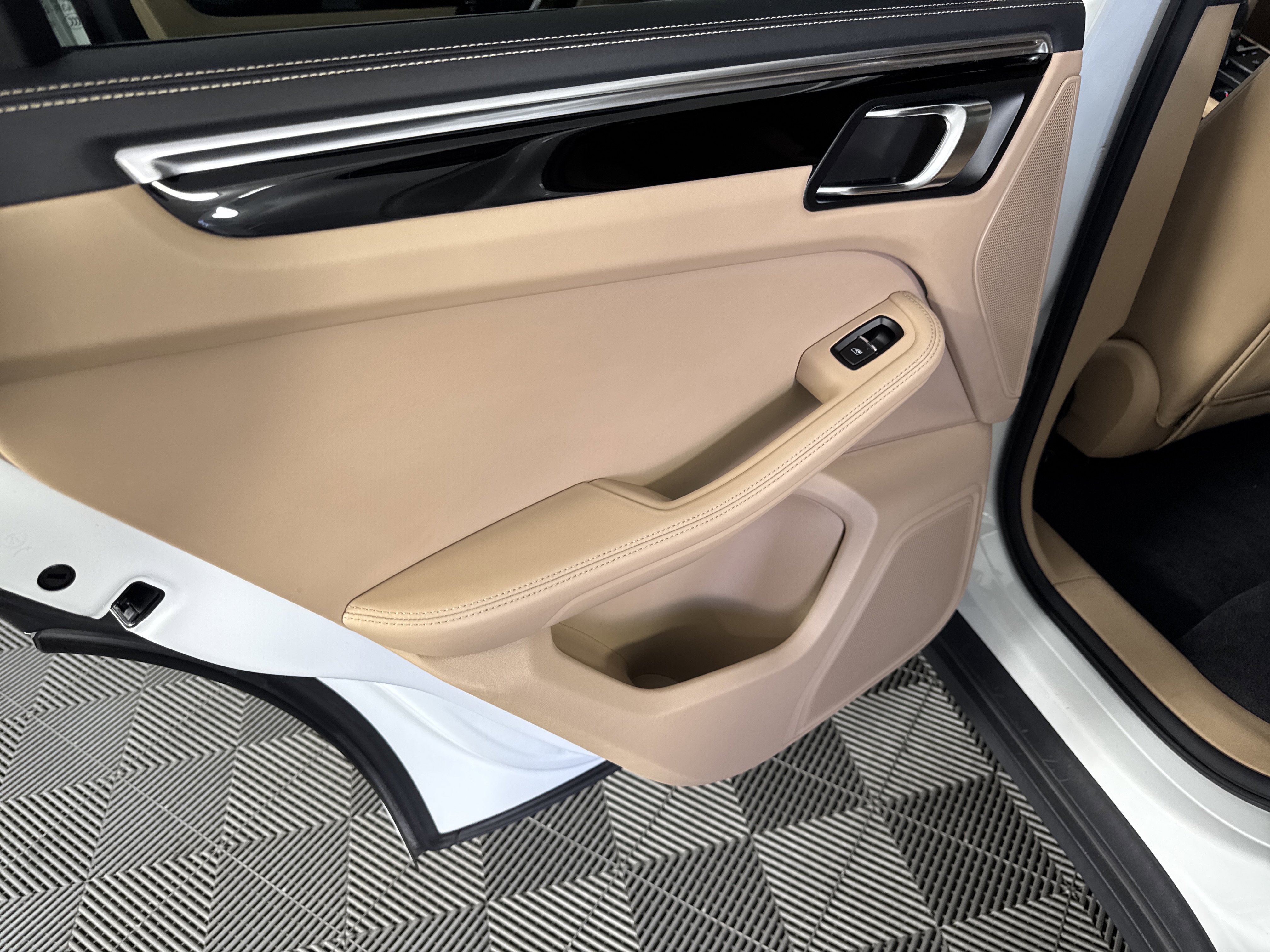 Used 2023 Porsche Macan Turbo image 19