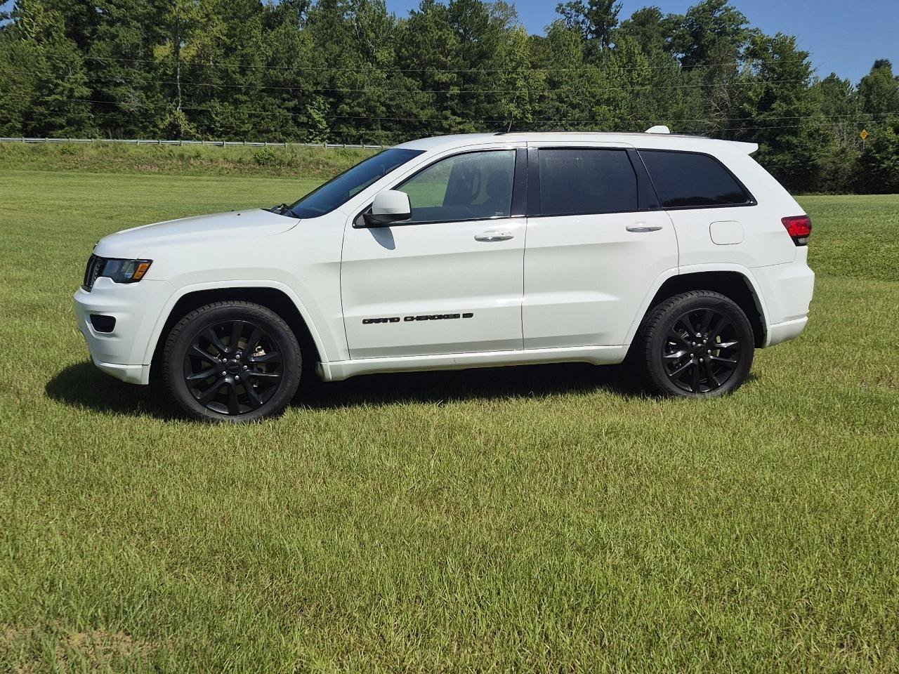 Used 2022 Jeep Grand Cherokee Laredo RWD image 4