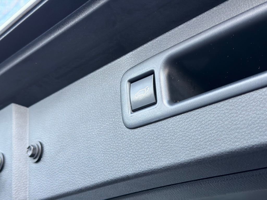 Used 2023 Toyota Highlander XLE image 10