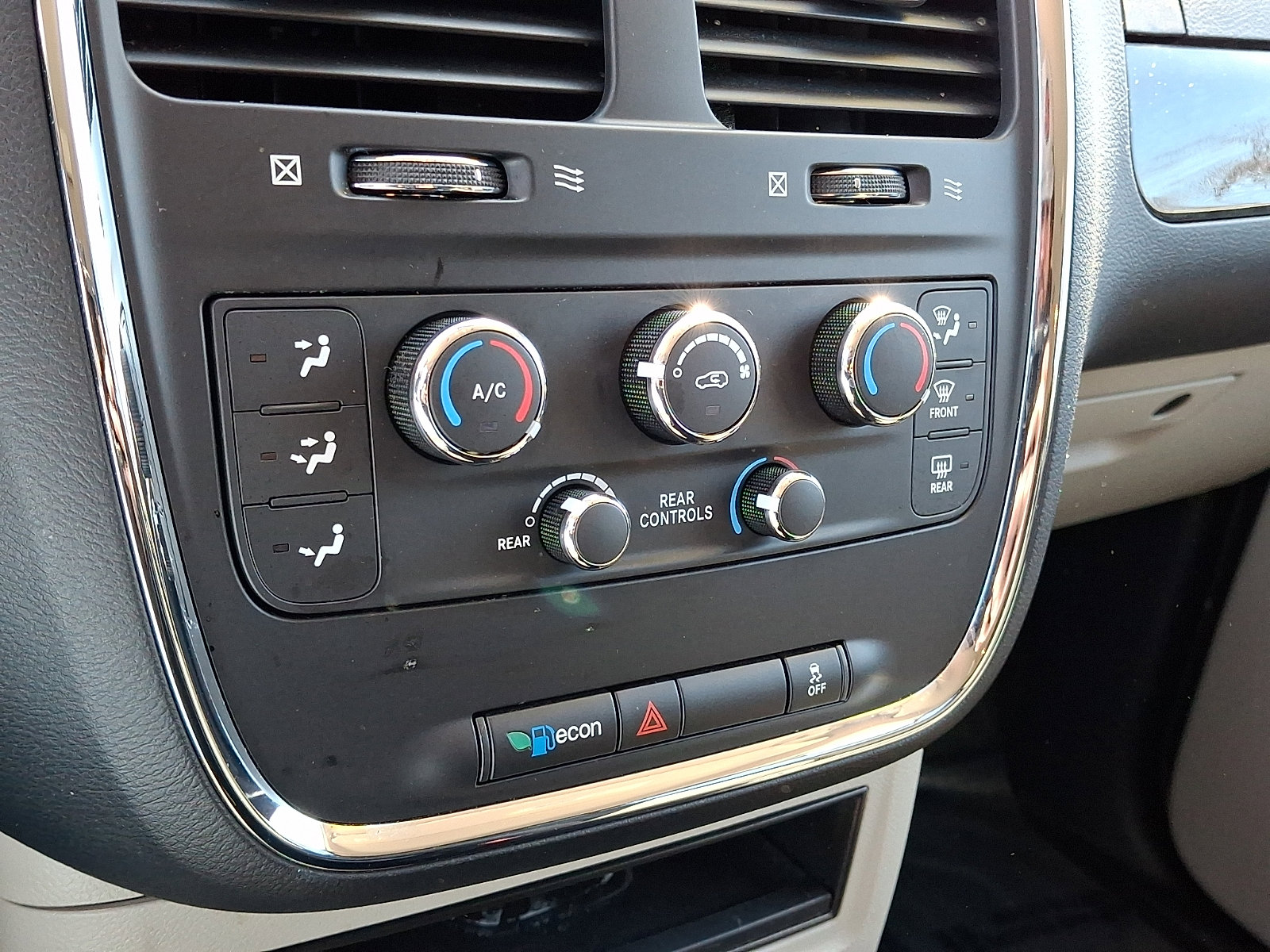 Certified 2018 Dodge Grand Caravan SE w/ UConnect Hands-Free Group image 16