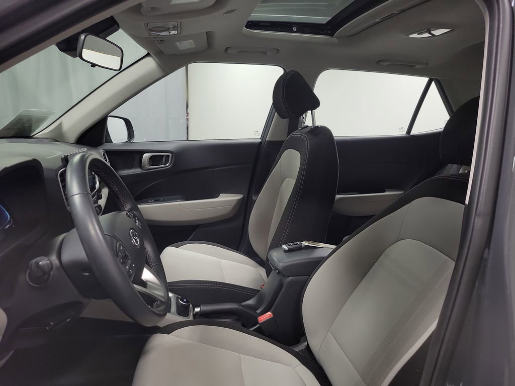 Used 2025 Hyundai Venue SEL FWD image 12