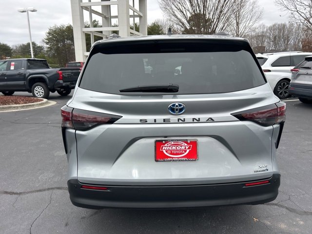 Used 2024 Toyota Sienna XLE image 6