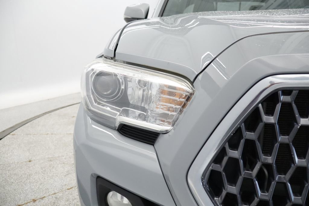 Used 2018 Toyota Tacoma TRD Off-Road AWD/4WD image 13