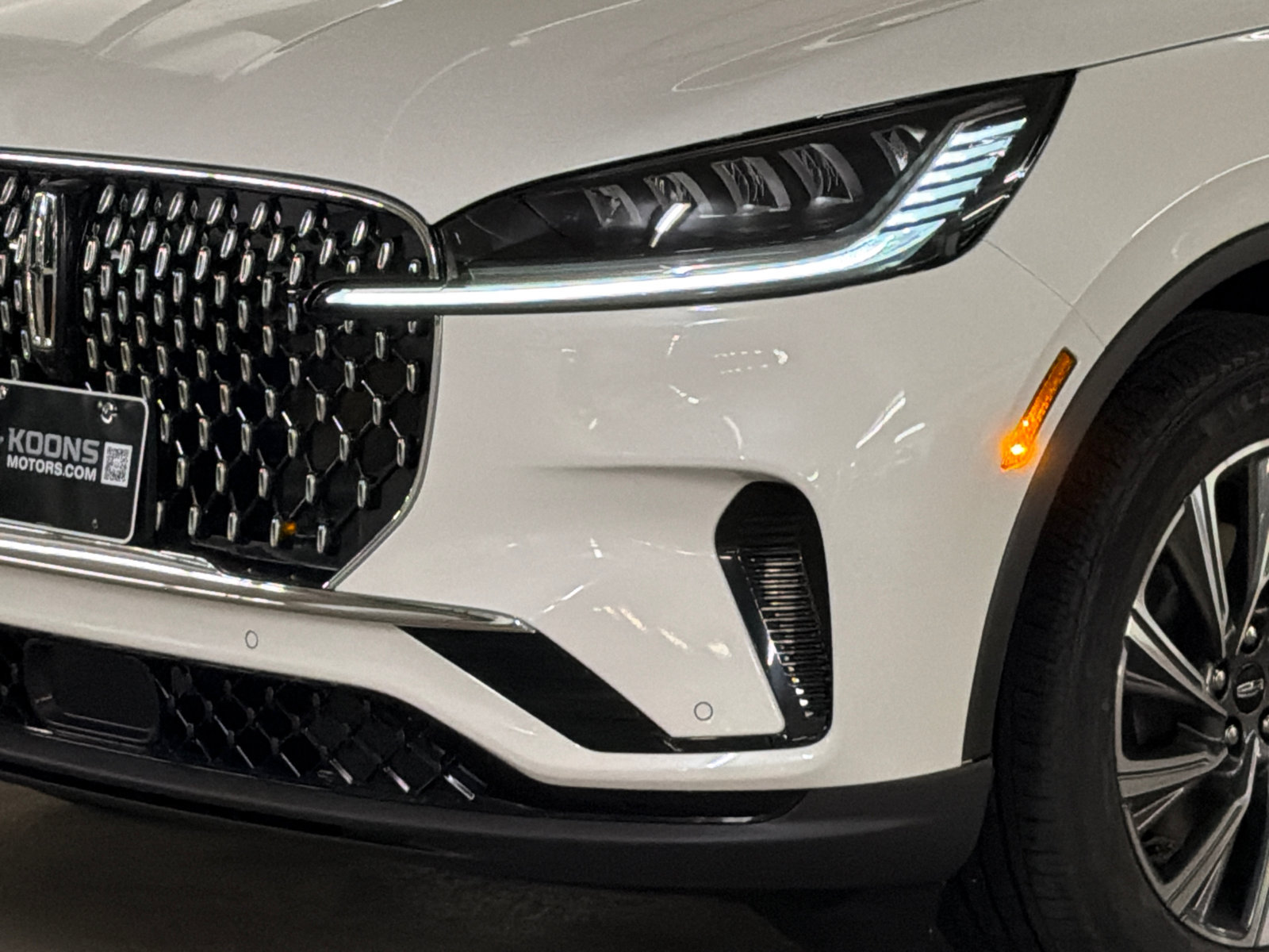New 2027 Lincoln Aviator AWD image 2