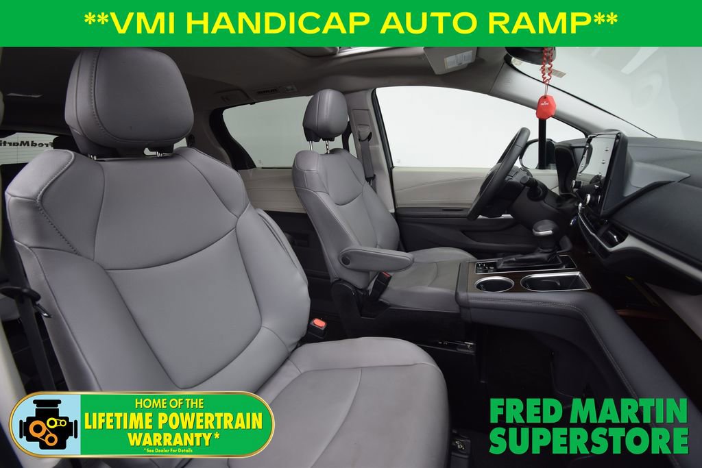 Used 2022 Toyota Sienna XLE image 18