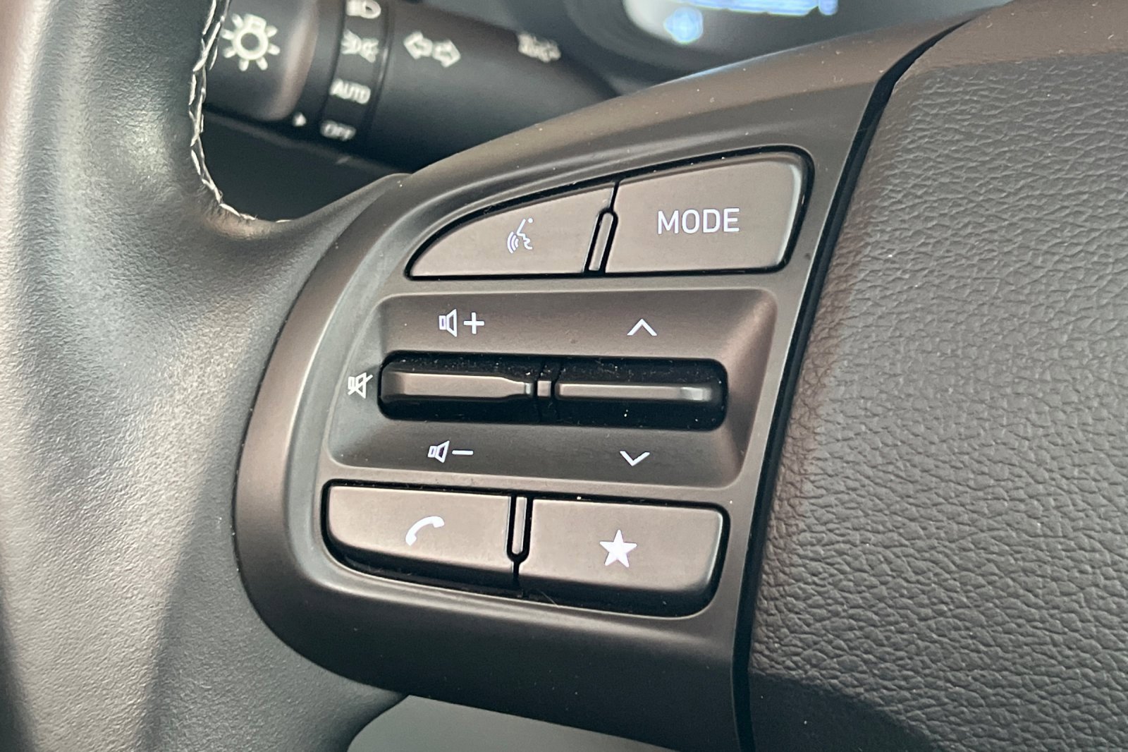 Certified 2025 Hyundai Venue SEL image 31