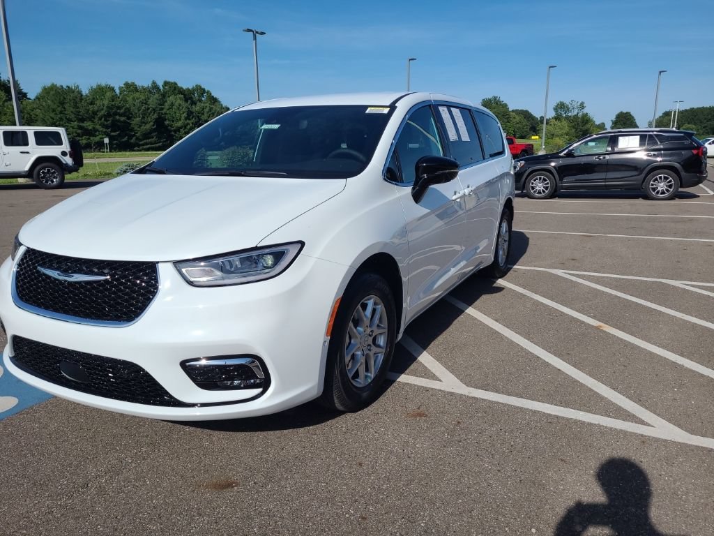 New 2025 Chrysler Pacifica Select FWD image 4