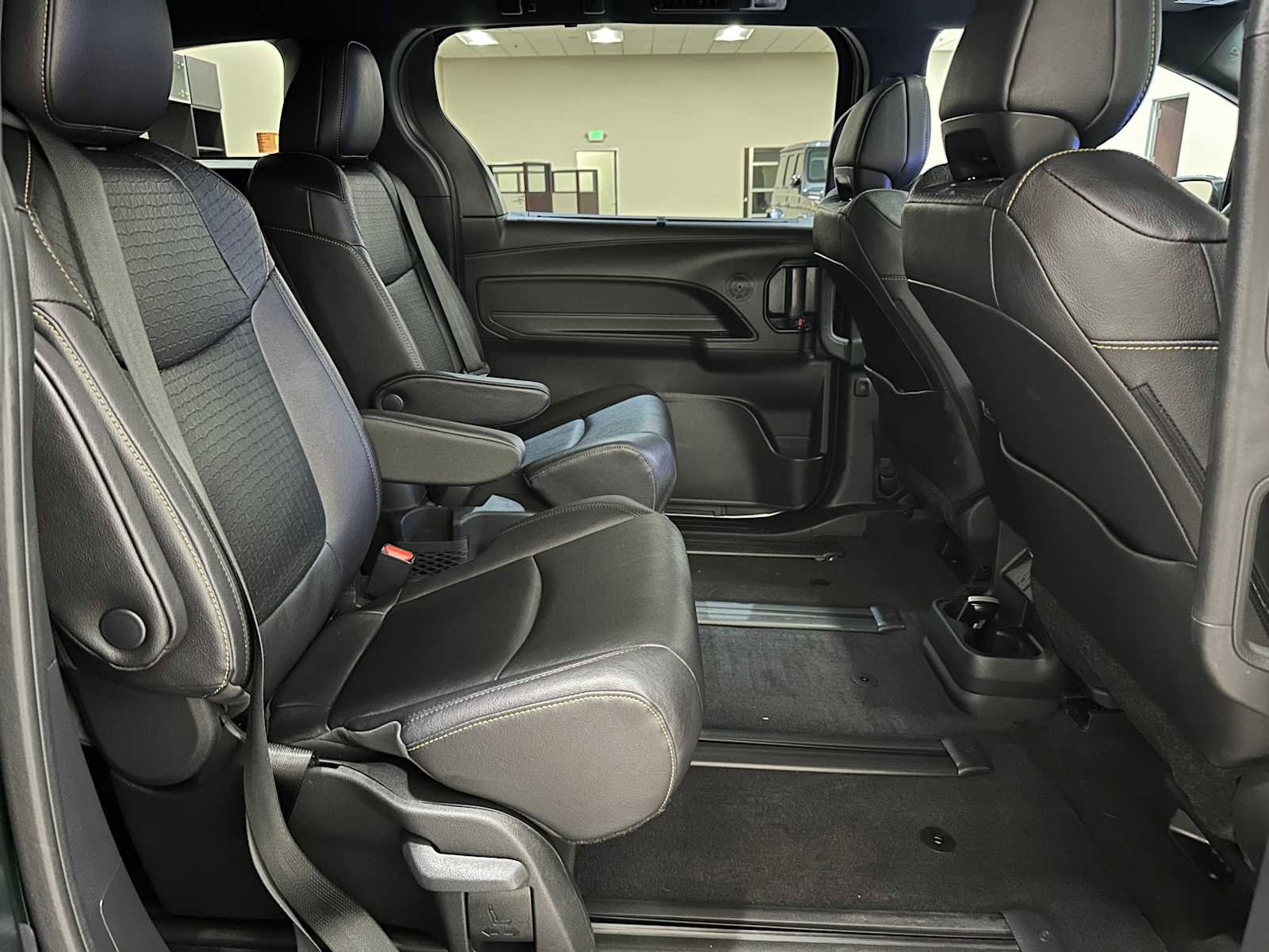 Certified 2025 Toyota Sienna XLE Woodland Edition image 27