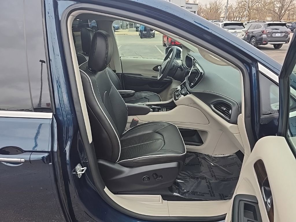 Used 2022 Chrysler Pacifica Limited image 6