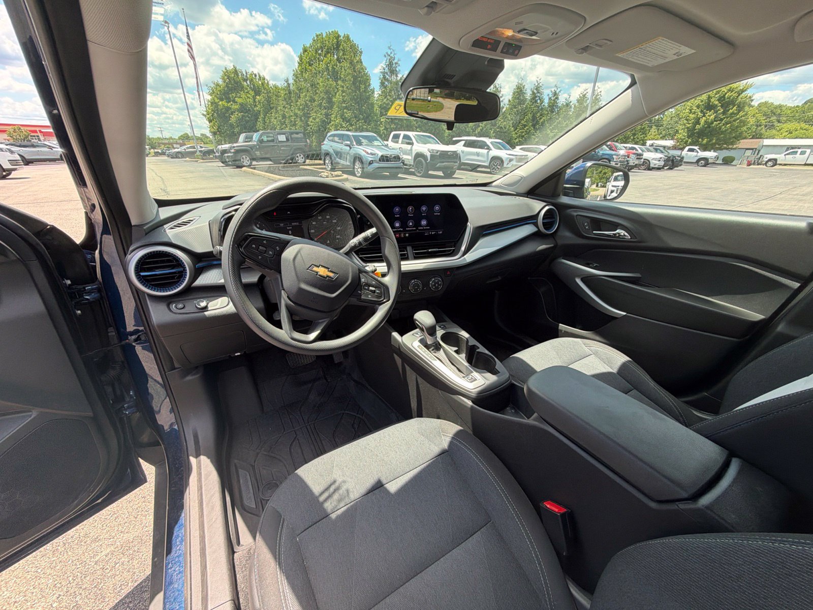 Used 2024 Chevrolet Trax LS w/ LS Convenience Package FWD image 25