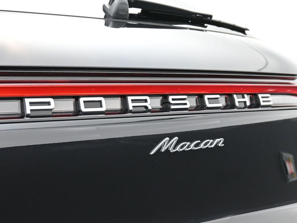 Certified 2025 Porsche Macan AWD/4WD image 14