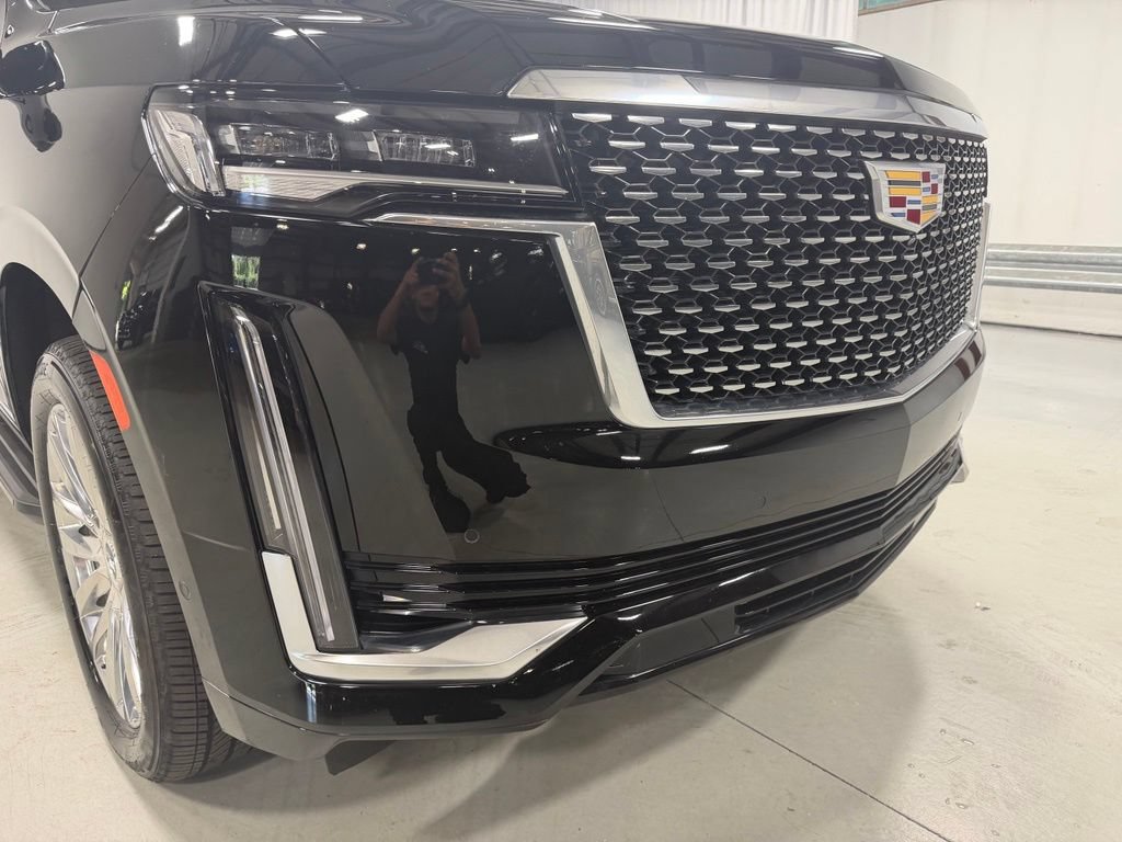 Used 2024 Cadillac Escalade Premium Luxury AWD/4WD image 11