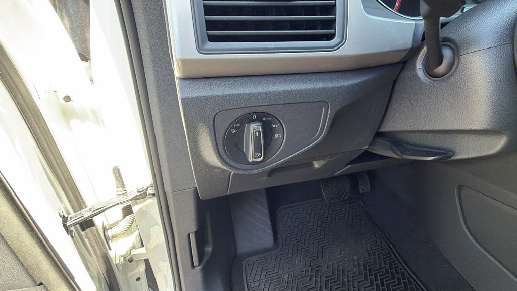 Used 2020 Volkswagen Atlas Cross Sport SE w/ Panoramic Sunroof Package FWD image 31