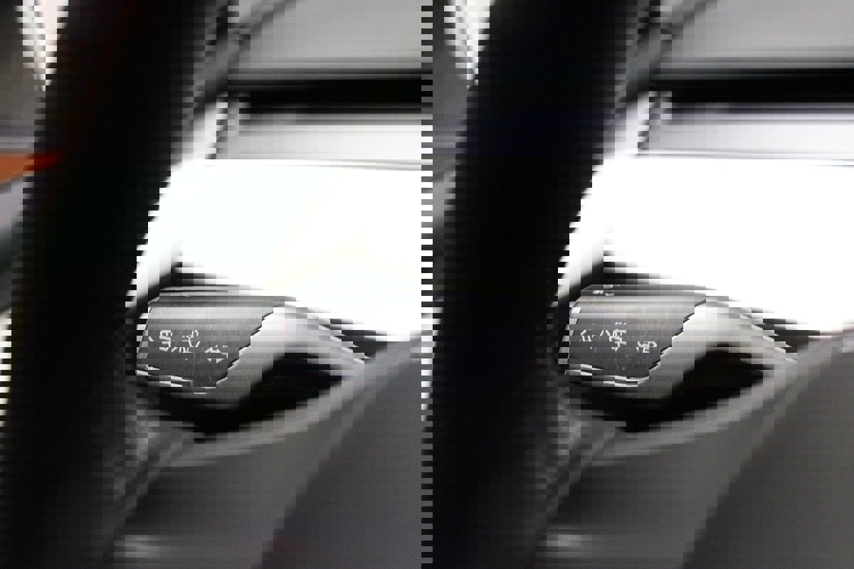 Used 2022 Tesla Model Y Long Range image 32