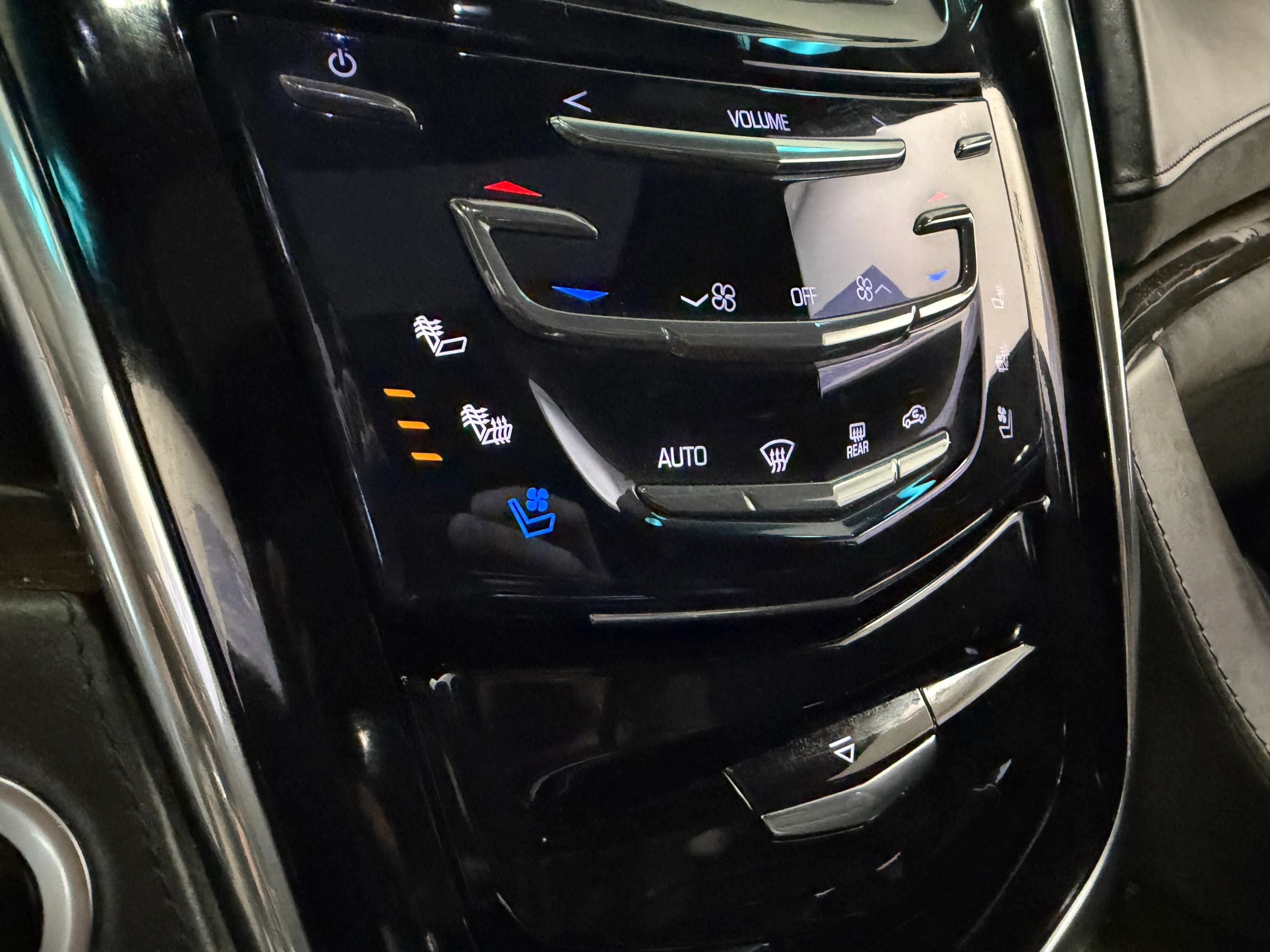Used 2018 Cadillac Escalade Platinum RWD image 33
