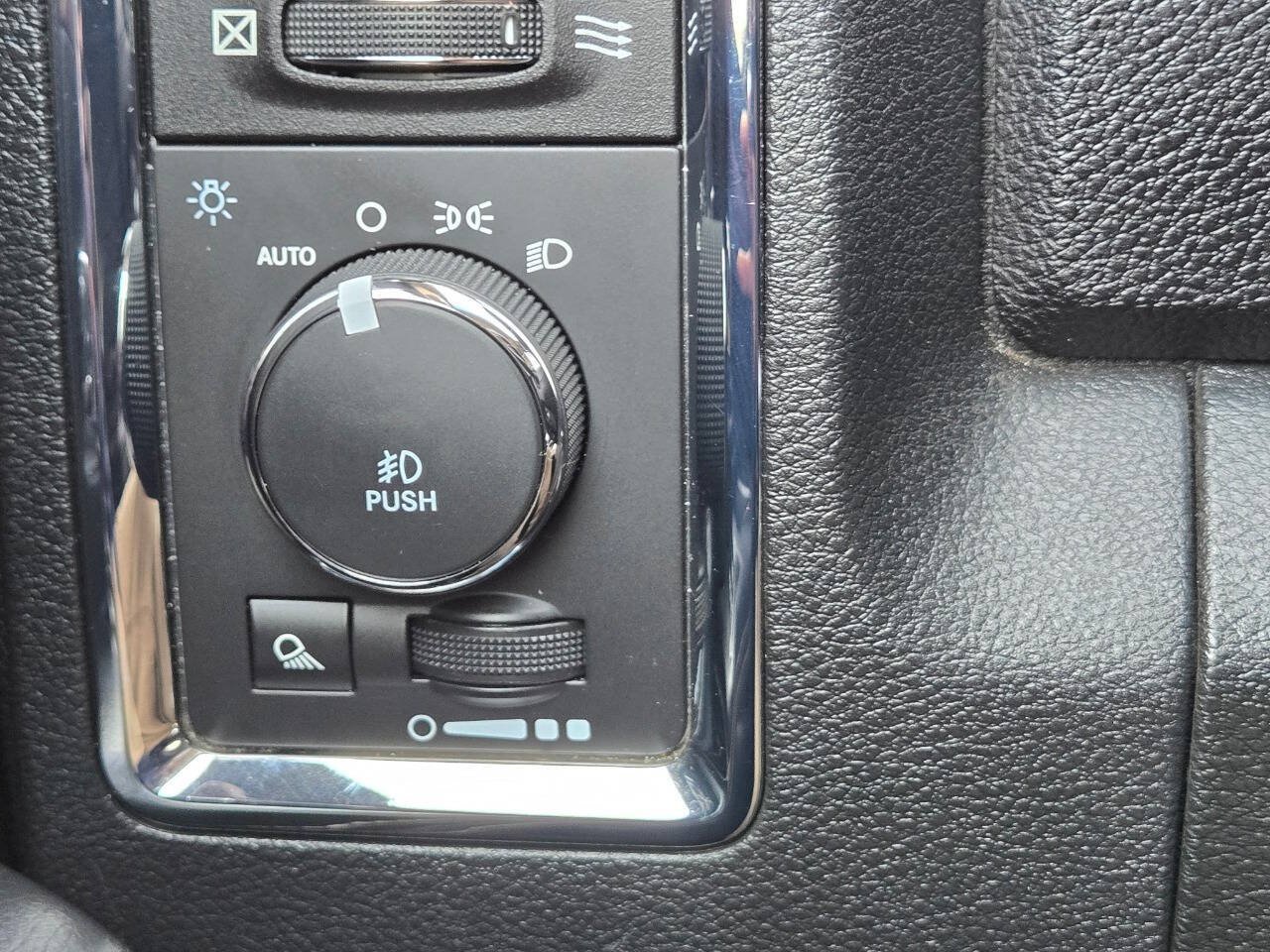 Used 2015 RAM 1500 Laramie w/ Convenience Group AWD/4WD image 25