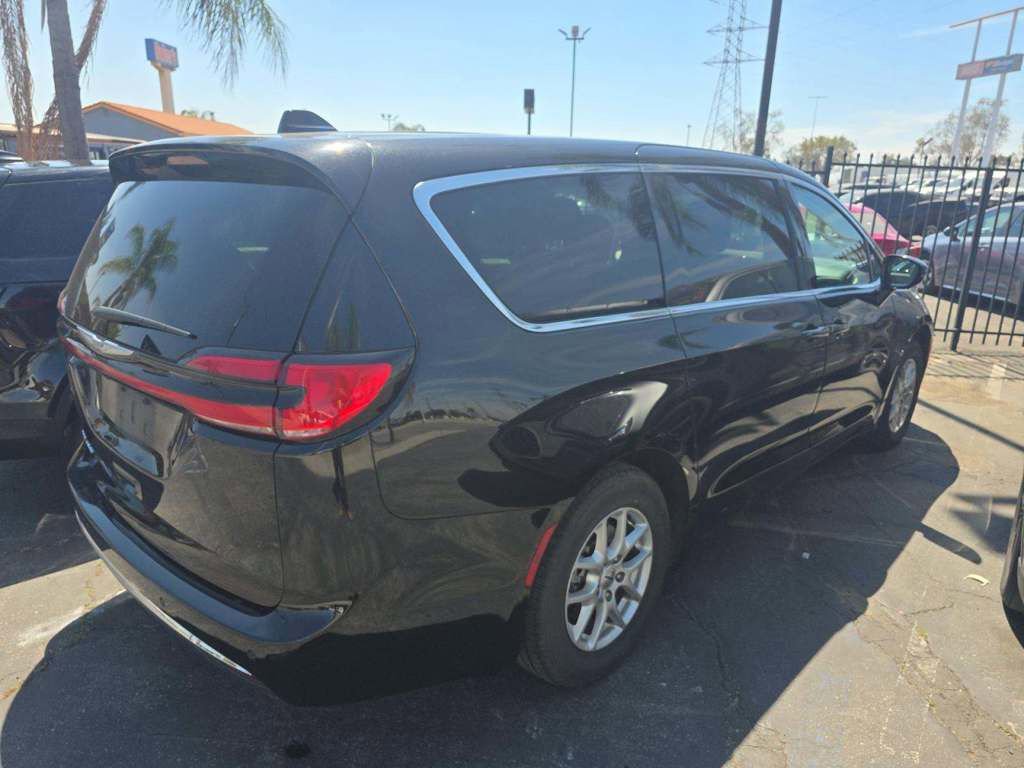 Used 2024 Chrysler Pacifica Touring-L image 9