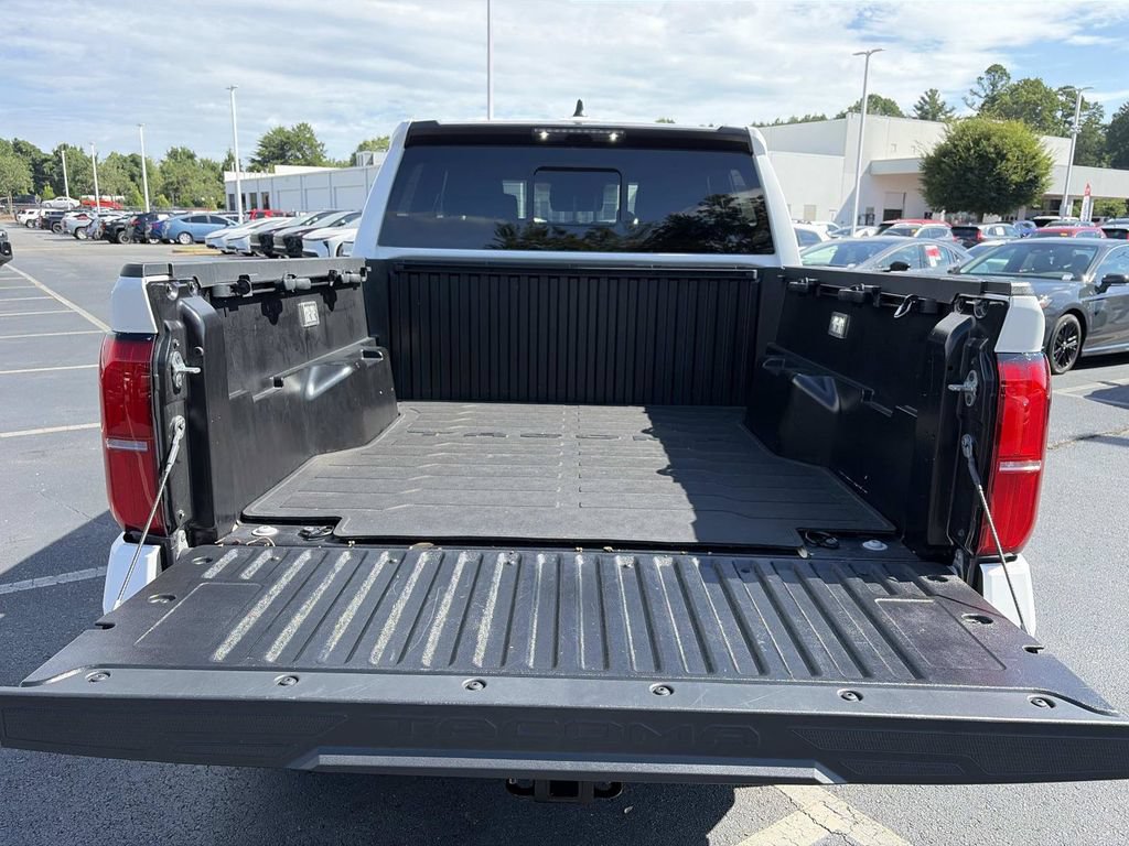 Used 2024 Toyota Tacoma SR5 AWD/4WD image 12