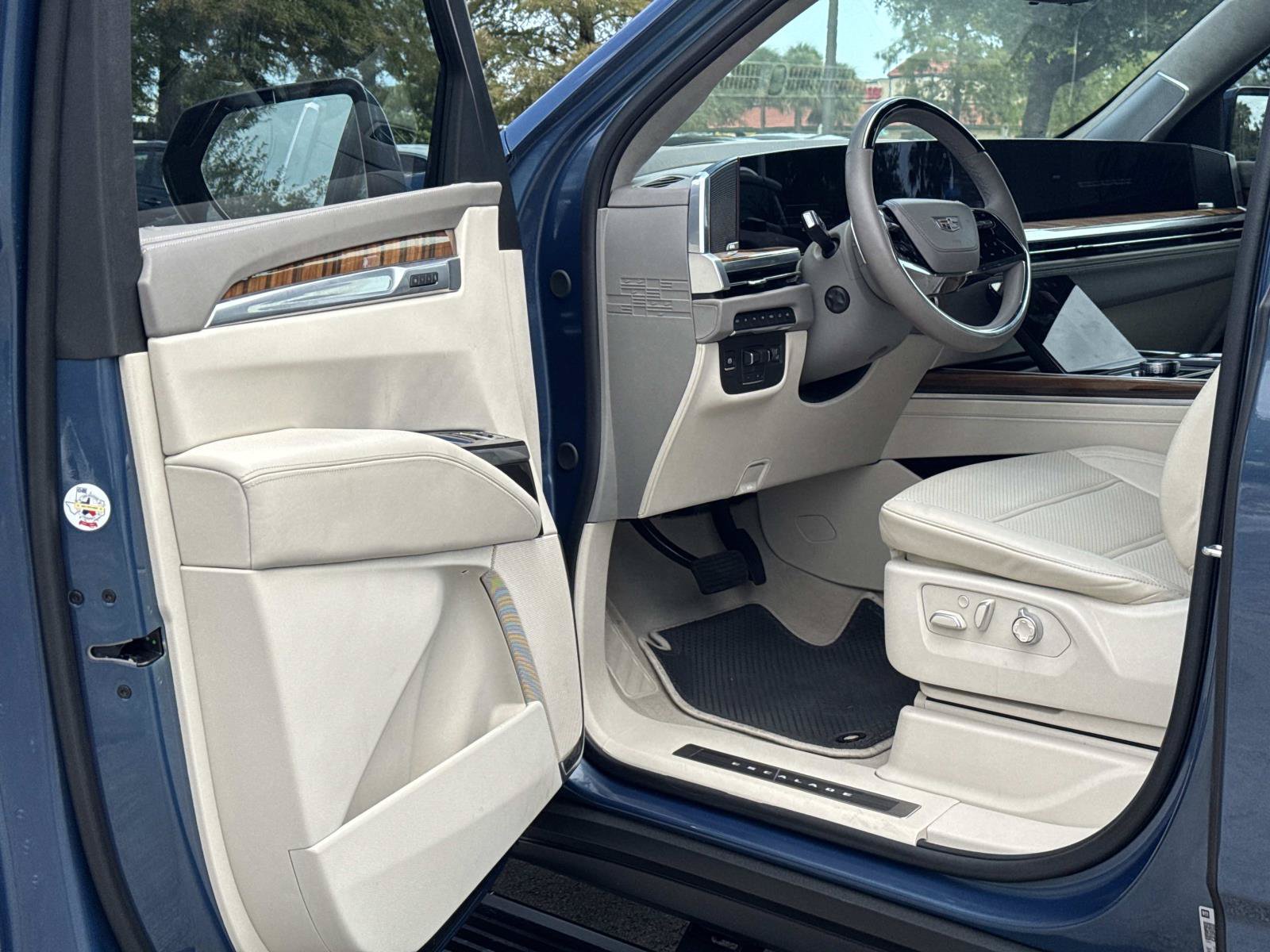 Used 2025 Cadillac Escalade Sport Platinum AWD/4WD image 13