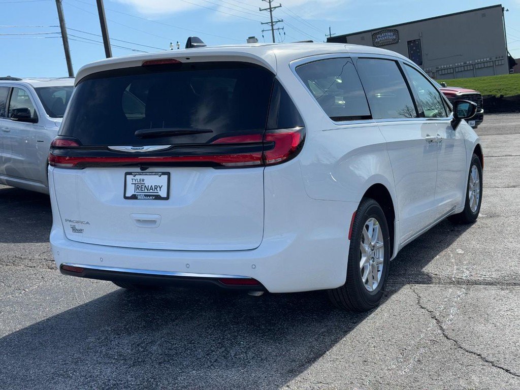 New 2026 Chrysler Pacifica Select image 3