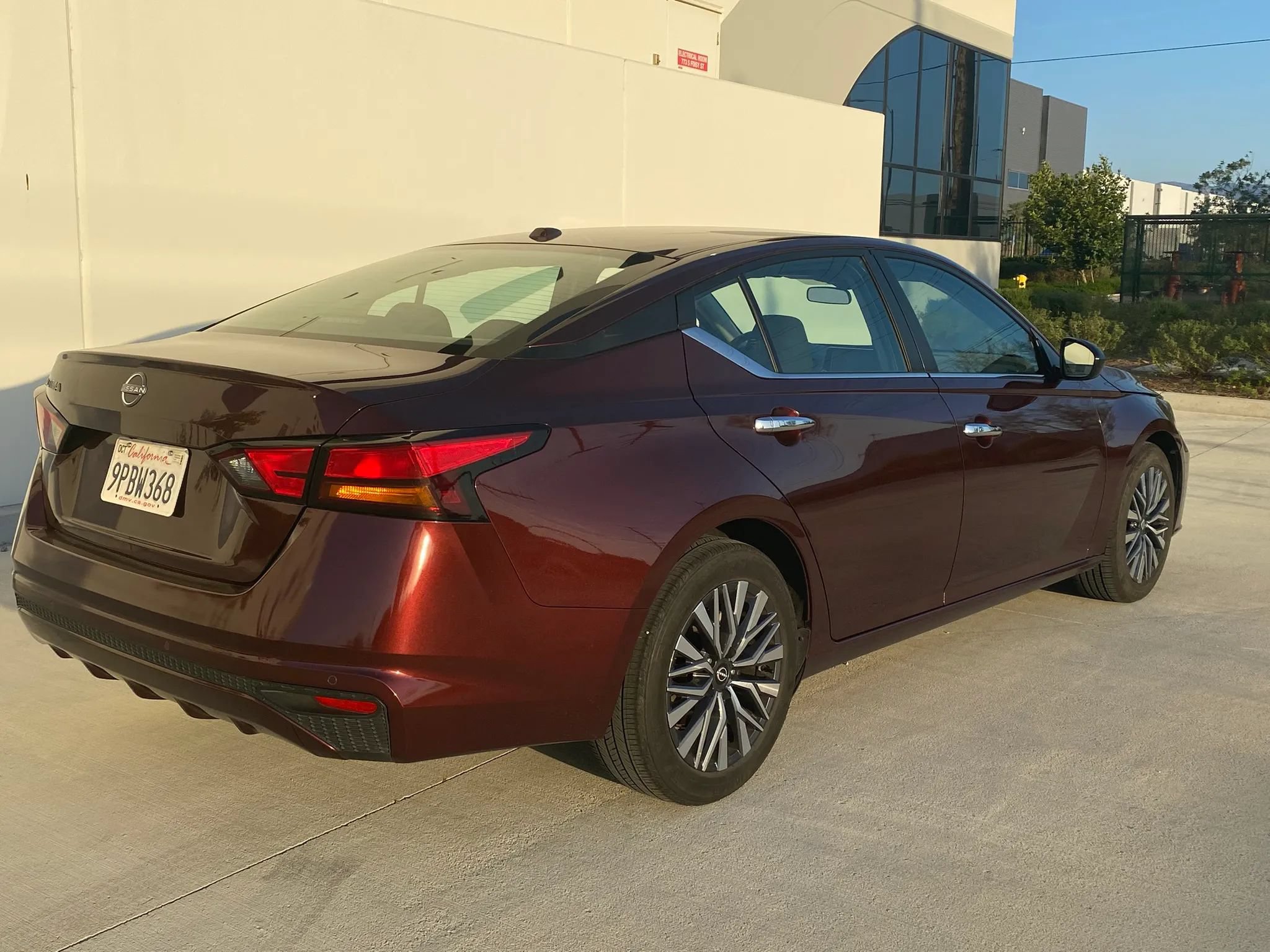 Used 2025 Nissan Altima 2.5 SV FWD image 2