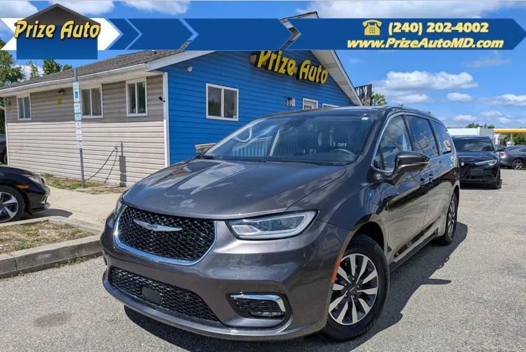 Used 2022 Chrysler Pacifica Touring-L w/ Uconnect Theater Family Group