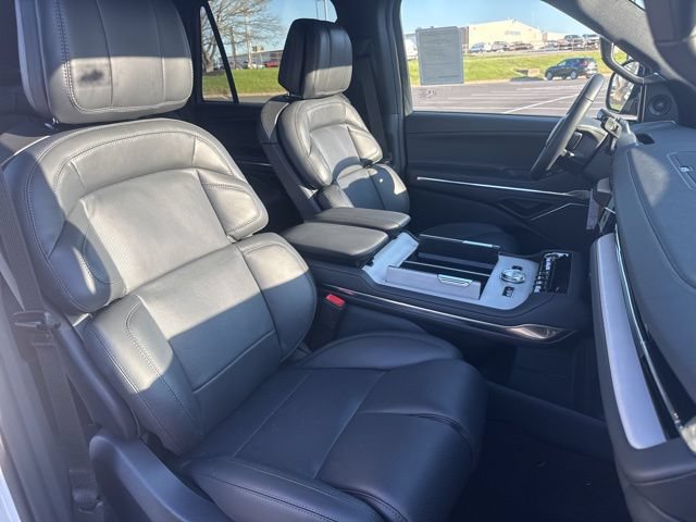 New 2026 Lincoln Navigator Reserve w/ Jet Appearance Package AWD/4WD image 12