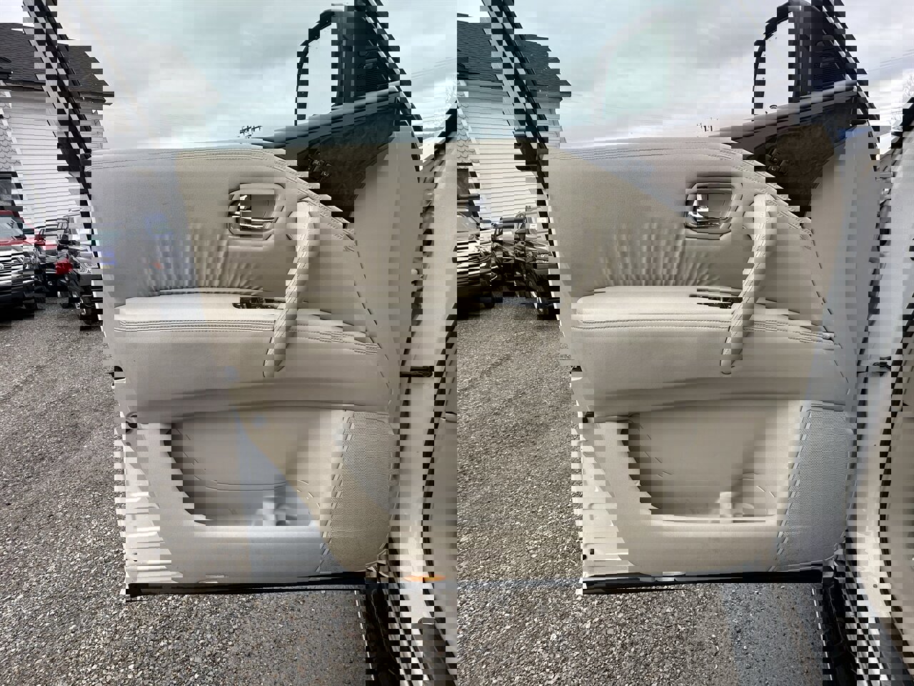 Used 2014 INFINITI QX80 4WD w/ Deluxe Touring Package image 11