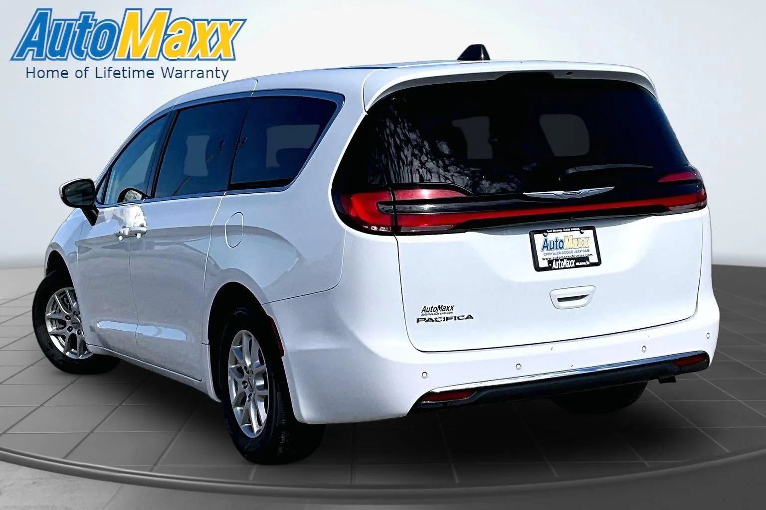 Used 2023 Chrysler Pacifica Touring-L FWD image 4