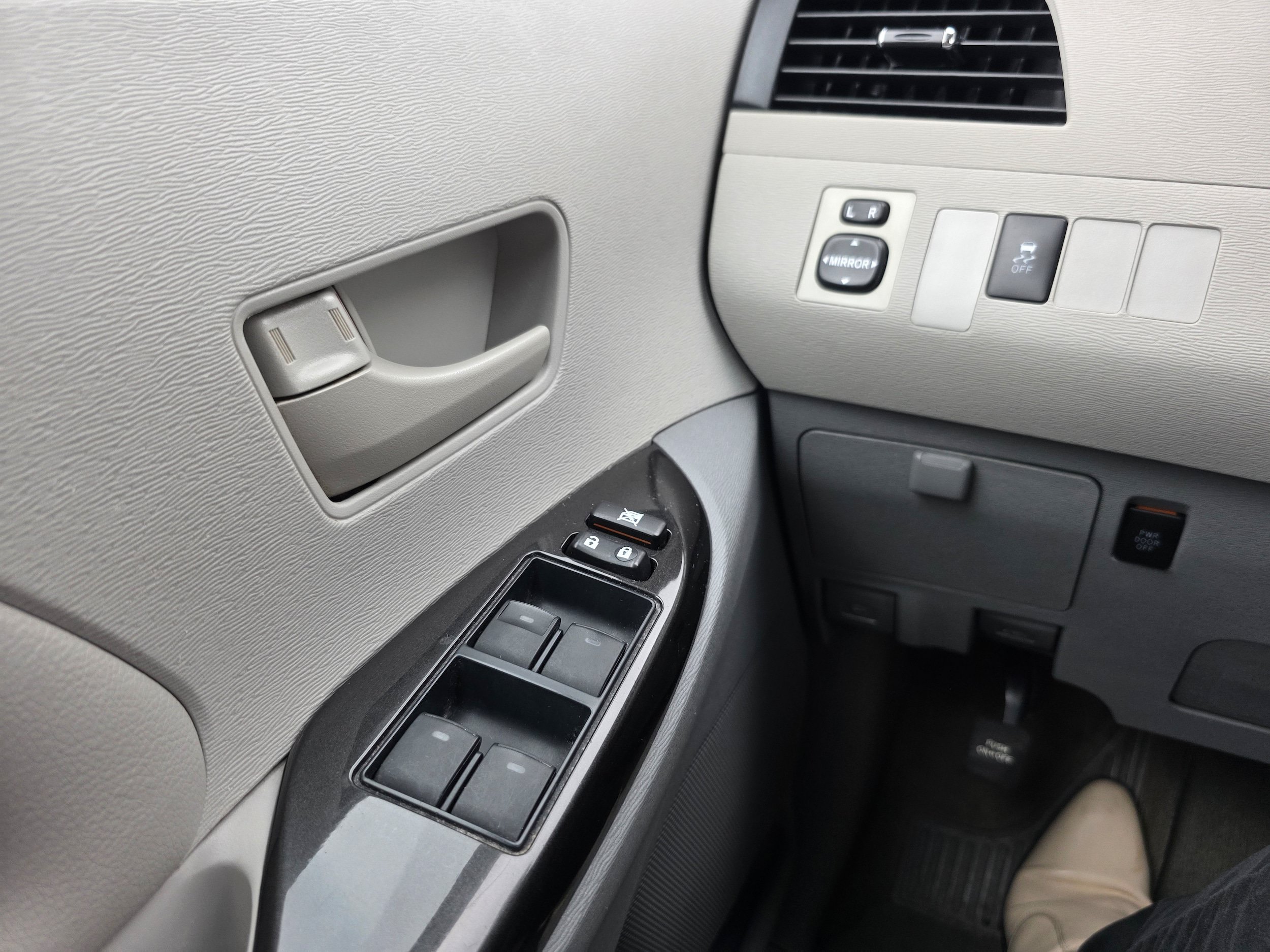 Used 2012 Toyota Sienna LE w/ Towing Pkg FWD image 19