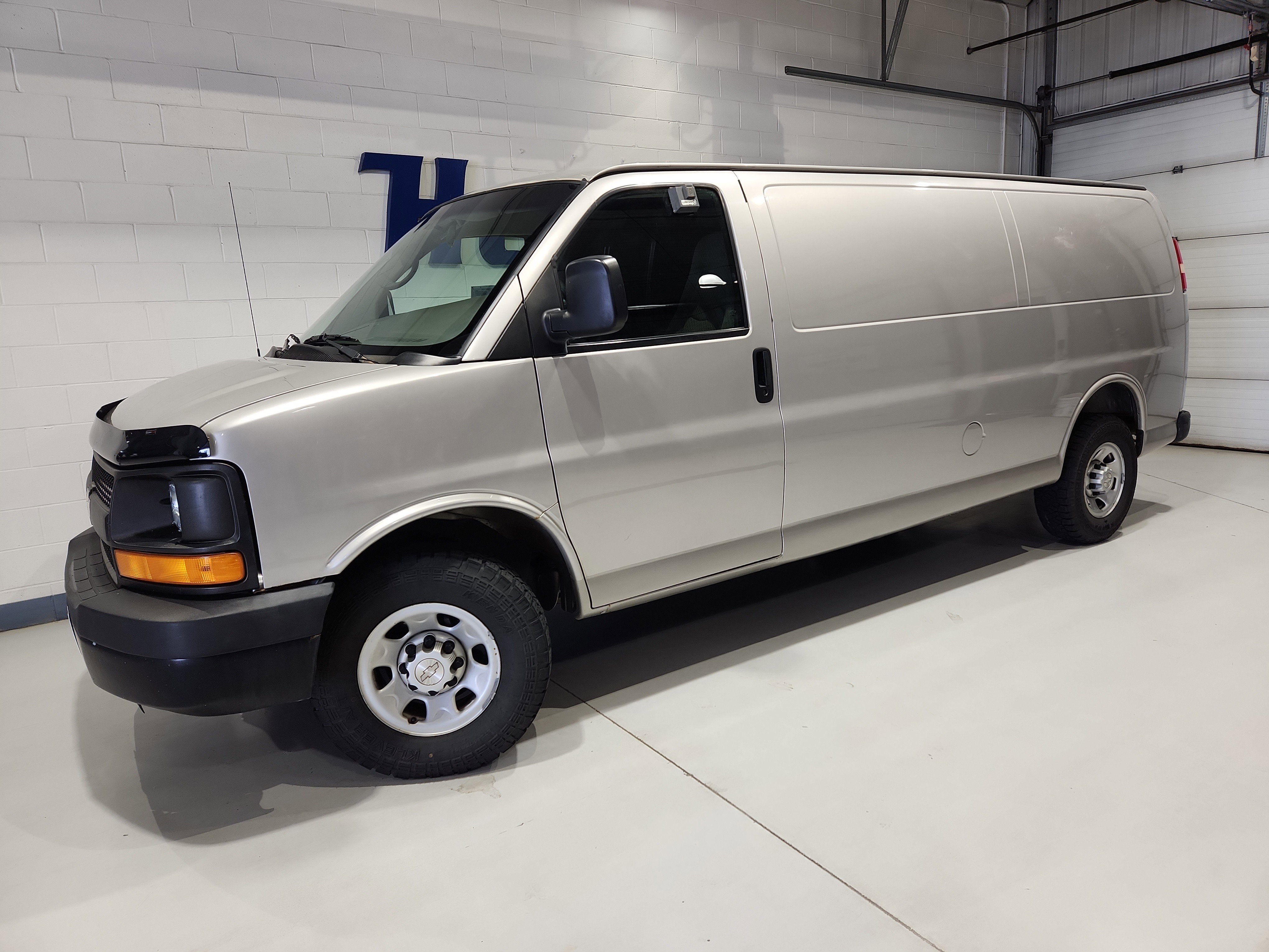 Used 2009 Chevrolet Express 2500 Extended image 2